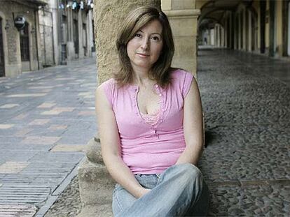 La española María Amor González, madre de los cuatro niños, posa ayer en Avilés.
