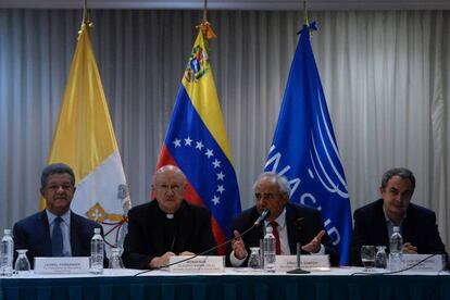 Os mediadores da mesa pelo diálogo na Venezuela, durante uma coletiva de imprensa.