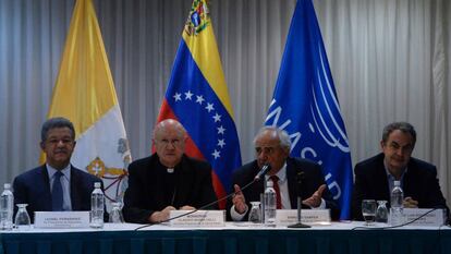 Os mediadores da mesa pelo diálogo na Venezuela, durante uma coletiva de imprensa.