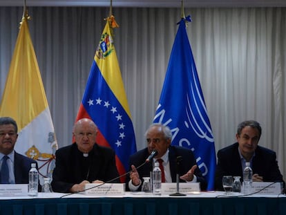 Los mediadores de la mesa por el di&aacute;logo en Venezuela, durante una rueda de prensa.