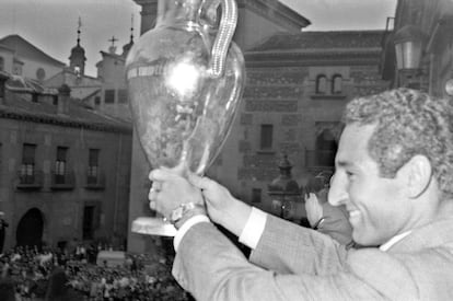 El Real Madrid celebra su triunfo en Glasgow contra el Eintracht por 7-3 que le permitió conseguir la quinta Copa de Europa. En la foto, Paco Gento sujeta la copa en el ayuntamiento madrileño, en mayo de 1960 en Madrid.