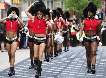 Sacha Baron Cohen y su ejército de extravagantes guardias de la reina en la plaza de Leicester, en Londres, previo a la 'premiere' de 'Bruno' el 17 de junio de 2009.