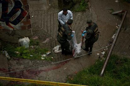 Levantamiento del cadáver de un hombre que recibió cuatro tiros en la cabeza. En la década de los 2000, la media de homicidios en Medellín ha sido de unos 2.000 muertos al año. Una cifra muy grave, pero más leve que a principios de los noventa, cuando caían hasta 4.000 en un año.