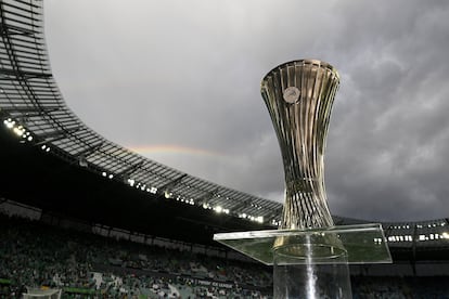 El trofeo de la UEFA Conference League sobre el terreno de juego antes de la final de la UEFA Conference League 2025 entre el Real Betis Balompié y el Chelsea FC en el Estadio Wroclaw el 28 de mayo de 2025 en Wroclaw, Polonia.