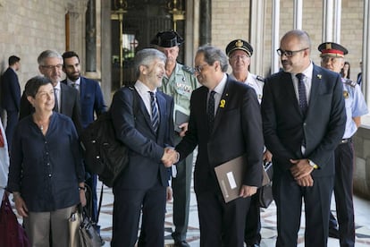 El presidente de la Generalitat,Quim Torra (segundo por la derecha), junto al conseller de Interior, Miquel Buch (derecha), saluda al ministro de Interior, Fernando Grande-Marlaska (segundo por la izquierda), junto a la delegada del Gobierno en Cataluña, Teresa Cunillera (izquierda), antes de la reunión de la Junta de Seguridad de Cataluña, en la que se abordará, entre otros asuntos, la 'convivencia en el espacio público', en plena polémica por los lazos amarillos.