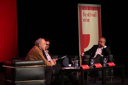 De izquierda a derecha, José Álvarez Junco, José Ignacio Torreblanca y Antonio Caño, en el festival Eñe.