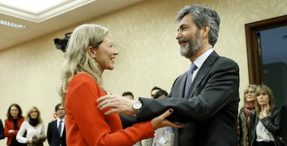 Carlos Lesmes saluda a Victoria Rosell, este viernes.