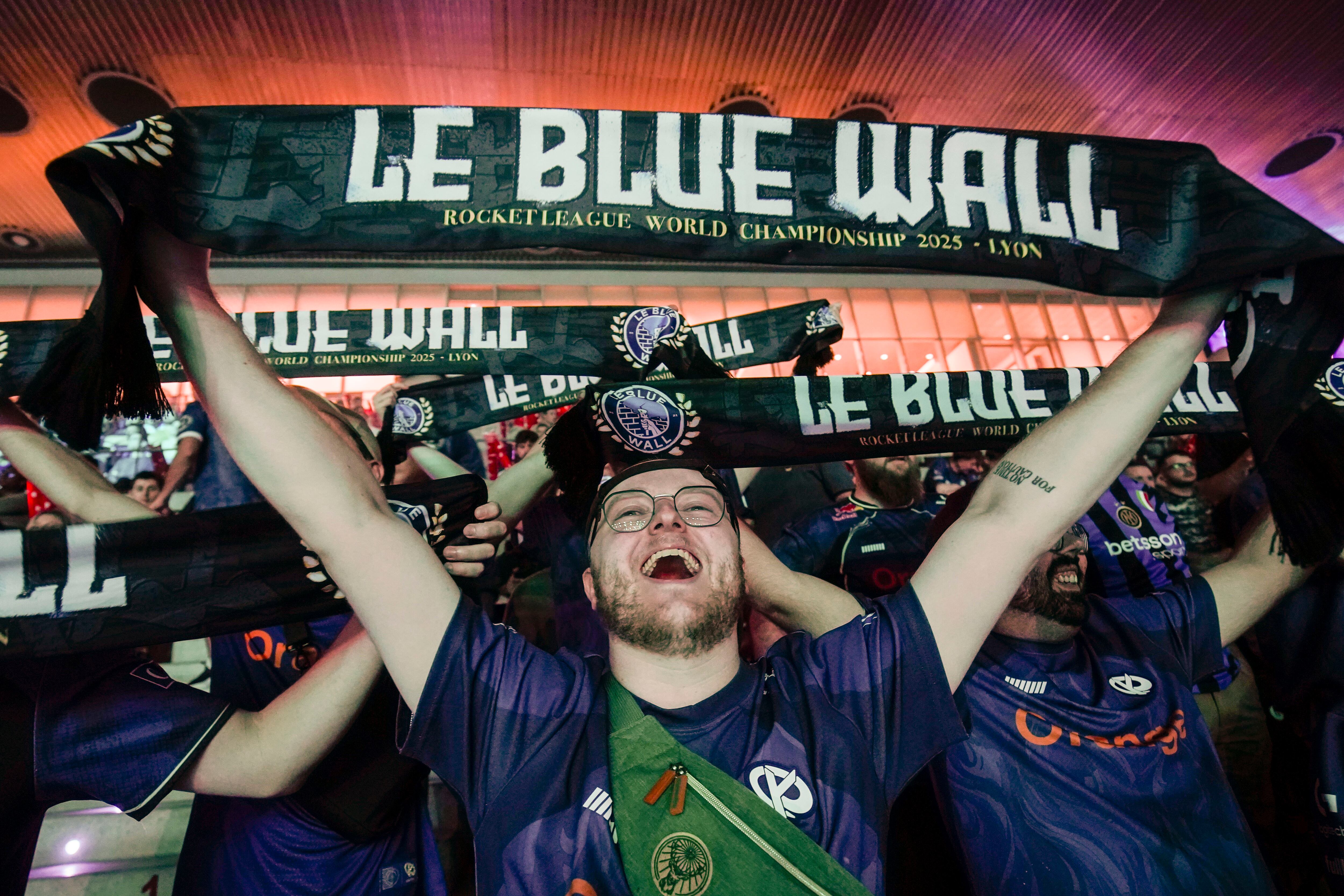 Varios fans reaccionan durante la competición, este viernes. 