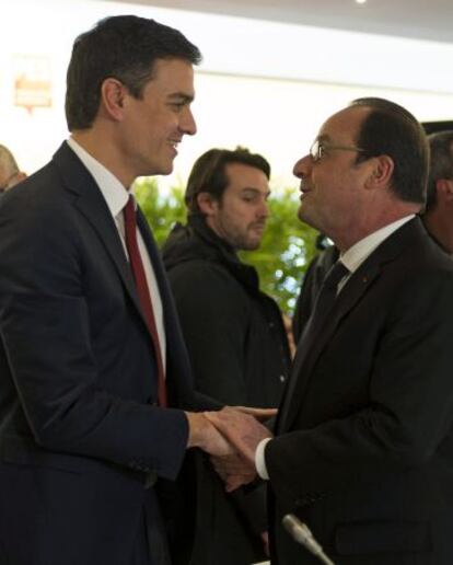 El secretario general del PSOE, Pedro Sánchez, saluda al presidente francés, François Hollande, ayer en Bruselas.