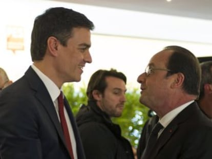 El secretario general del PSOE, Pedro S&aacute;nchez, saluda al presidente franc&eacute;s, Fran&ccedil;ois Hollande, ayer en Bruselas. 