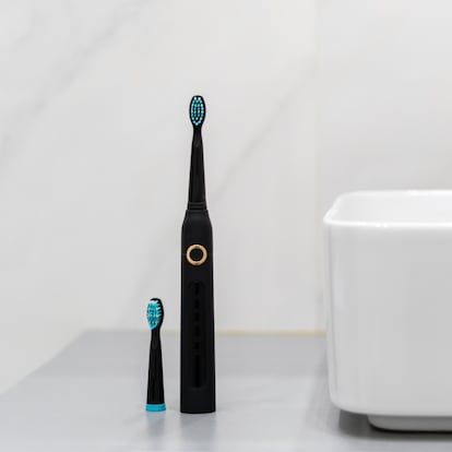 Cuesta menos de 20 euros y viene con ocho cabezales: el cepillo eléctrico de Cecotec que triunfa en Amazon