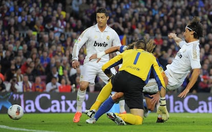 Sami Khedira marca el gol del 0-1 en el clásico del Camp Nou y supera los 107 goles del Madrid de Toshack. El Madrid gana 1-2 y ata la Liga.
