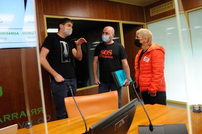 Representantes del sector de la hostelería comparecen este martes en el Parlamento vasco.