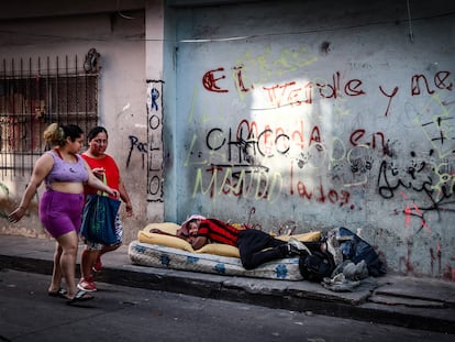 Dos mujeres caminan junto a un hombre en situación de calle, en Buenos Aires (Argentina), en una imagen de archivo.