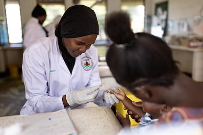 El 90% de las personas afectadas viven en el África subsahariana. De los tres millones de personas que mueren a causa del virus cada año, 700.000 son menores de 15 años.