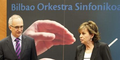 La diputada de Cultura, Josune Ariztondo, con el director general de la Orquesta Sinfónica de Bilabo, Ibon Aranbarri.