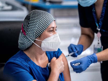 La enfermera chilena Zulema Riquelme recibe la vacuna contra la covid-19, en el Hospital Metropolitano de Santiago (Chile) este 24 de diciembre.