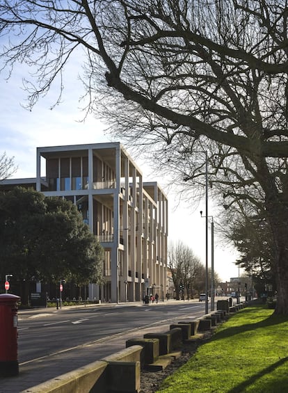 18 Km al sur de Londres, su último proyecto, inaugurado en enero, es una suma de edificios aunados por una retícula que aligera la densidad, genera sombra y conecta la vida universitaria con la ciudad.