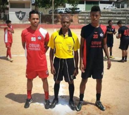 Bruno Henrique (à dir.) no campo do Inconfidência.