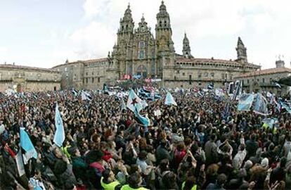 Miles de persona se manifiestan frente a la catedral de Santiago por la gestión del 'Prestige'.