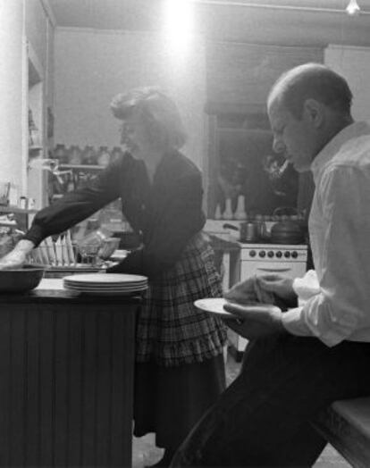 El pintor Jackson Pollock junto a su esposa Lee Krasner en su granja Springs, en abril de 1949.