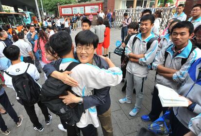 Un alumno de la provincia de Shandong se abraza con su madre tras el primer día de exámenes. Muchos consideran el gaokao como la única vía para tener un futuro de éxito, especialmente si proceden de zonas rurales.