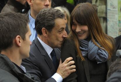 El presidente franc&eacute;s y candidato Nicolas Sarkozy besa a su mujer, Carla Bruni, tras votar en Par&iacute;s.