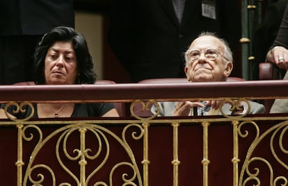 La escritora Almudena Grandes y el exlíder del Partido Comunista de España Santiago Carrillo asistían en 2007 desde la tribuna de invitados al debate de la ley de memoria histórica en el Congreso de los Diputados.