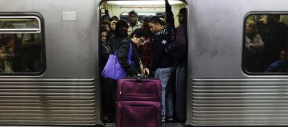 Una viajera intenta subir a un vagón del Metro de São Paulo.