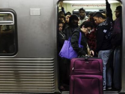 Una viajera intenta subir a un vagón del Metro de São Paulo.