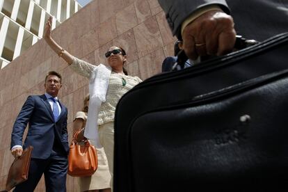 Isabel Pantoja saluda a la salida de la Audiencia Provincial de Málaga.