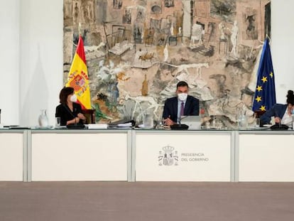 Pedro Sánchez presidint una reunió del Consell de Ministres amb el quadre de Miquel Barceló al fons.