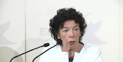 La ministra de Educación y portavoz del Gobierno, Isabel Celaá, durante el desayuno informativo de Fórum Europa en Bilbao este lunes. 