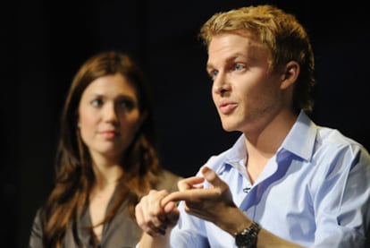 Ronan Farrow, durante una gala en Washington junto a la cantante Mandy Moore.