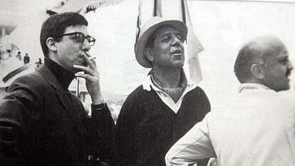 Rafael Azcona, a la izquierda, con Luis García Berlanga, en el centro, y Ricardo Muñoz Suay, durante el rodaje de <i>El verdugo</i>, en 1963.