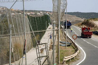 Varios operarios trabajan en la valla de Melilla tras el intento de salto de esta madrugada.