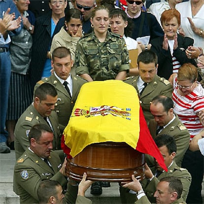 Varios compañeros llevan el féretro de José González Bernardino, en la iglesia de San José de Pumarín de Oviedo.