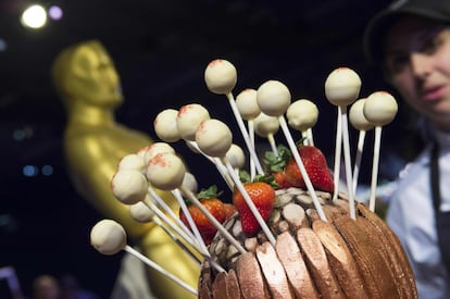 Os morangos e os pirulitos de chocolate branco coroam um bolinho de chocolate com leite. Uma grande variedade de doces que farão as delícias dos convidados mais gulosos.