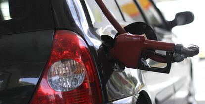 Clientes compran combustible en una estación de gasolina.