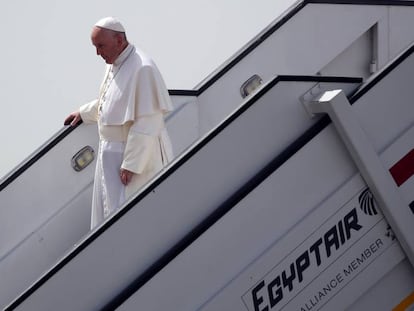 Papa Francisco a su llegada al aeropuerto de El Cairo, este viernes.
