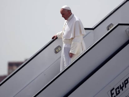 Papa Francisco a su llegada al aeropuerto de El Cairo, este viernes.