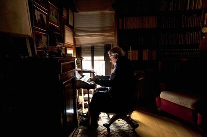 El novelista Francisco González Ledesma, ante la máquina de escribir en su domicilio de Barcelona en abril de 2010.