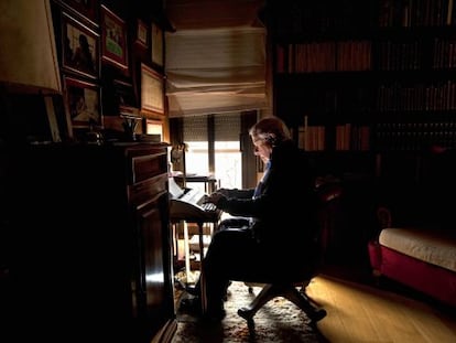 El novelista Francisco Gonz&aacute;lez Ledesma, ante la m&aacute;quina de escribir en su domicilio de Barcelona en abril de 2010.