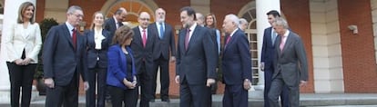 El presidente del Gobierno, Mariano Rajoy, y el equipo de Gobierno posa en la Moncloa el 28 de diciembre de 2011.