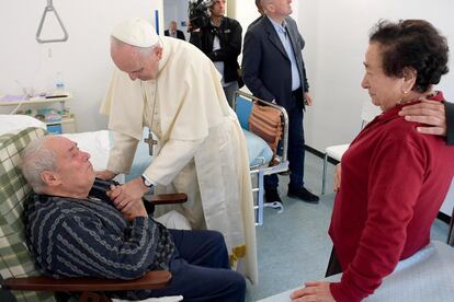 El Papa Francisco visita una residencia de ancianos durante su paso por Amatrice.