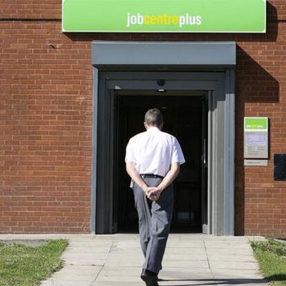 Un hombre entra en una oficina de empleo en Liverpool.
