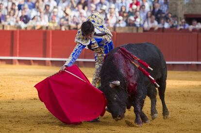 Miguel Ángel Perera durante la faena con su primer toro.