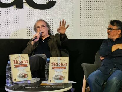 Serrat i Miquel Jurado, en la presentació del llibre.