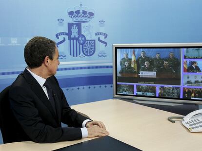 Zapatero en videoconferencia con militares españoles