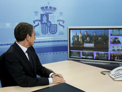 Zapatero en videoconferencia con militares españoles